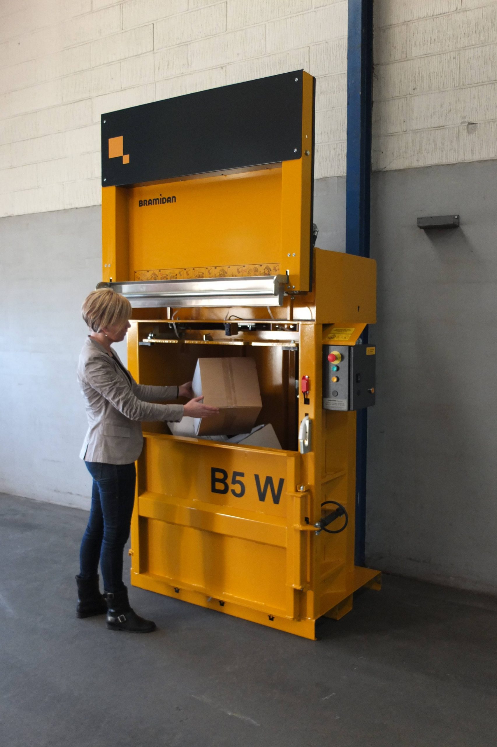 Bramidan B5W VD vertical baler supplied by Kenburn
