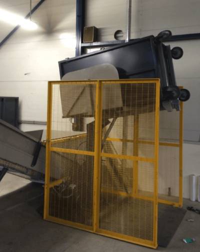 Bin-lift-with-cage