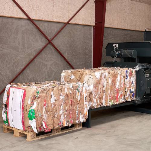 Bramidan HC30 ejecting cardboard bale